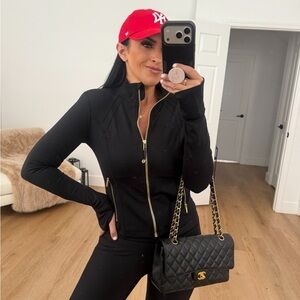 Looks like Lululemon top size medium